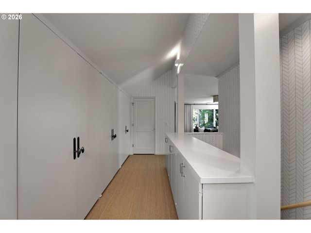 2490 Sw ARDEN Rd, Portland, OR 97201