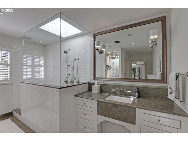 2490 Sw ARDEN Rd, Portland, OR 97201