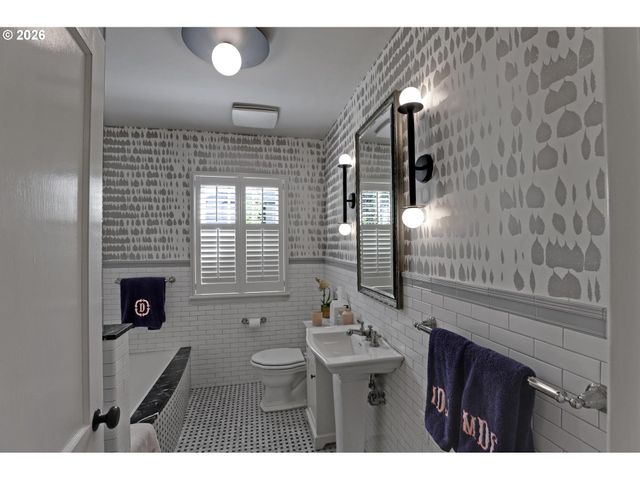 2490 Sw ARDEN Rd, Portland, OR 97201