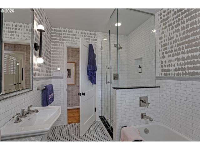 2490 Sw ARDEN Rd, Portland, OR 97201