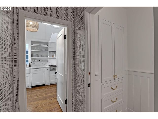 2490 Sw ARDEN Rd, Portland, OR 97201