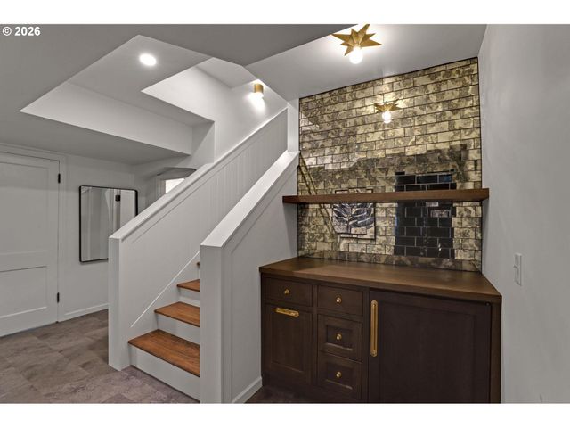 2490 Sw ARDEN Rd, Portland, OR 97201