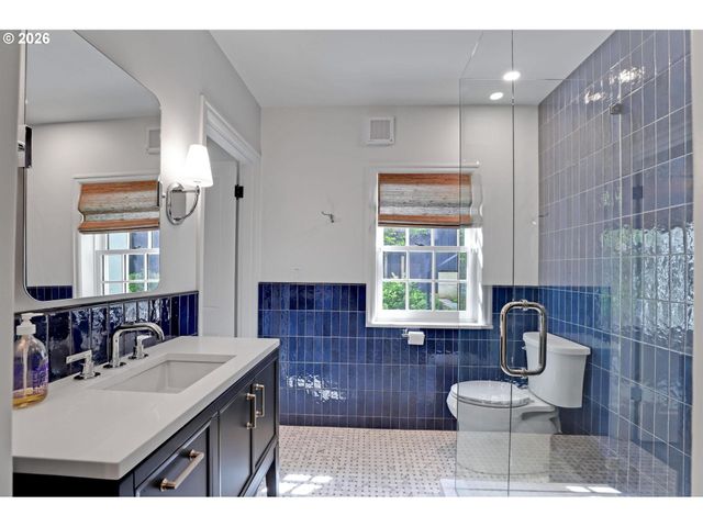 2490 Sw ARDEN Rd, Portland, OR 97201