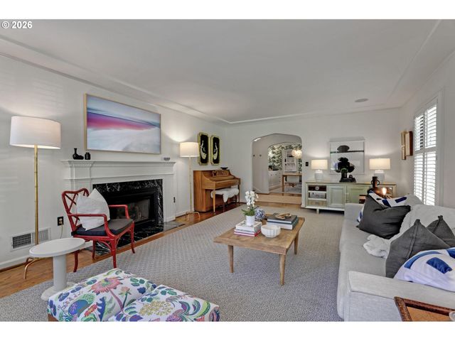 2490 Sw ARDEN Rd, Portland, OR 97201