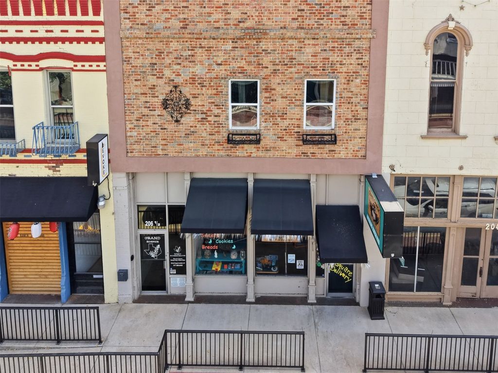 206 E Chambers Street, Cleburne, TX 76031 — exterior