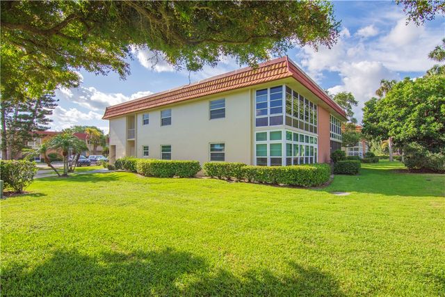 16 Vista Palm Lane 201, Vero Beach, FL 32962