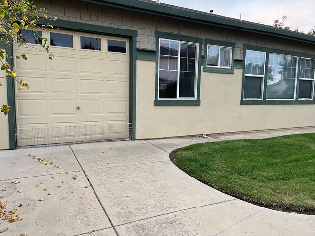 596 Hudson Ave, Oakdale, CA 95361