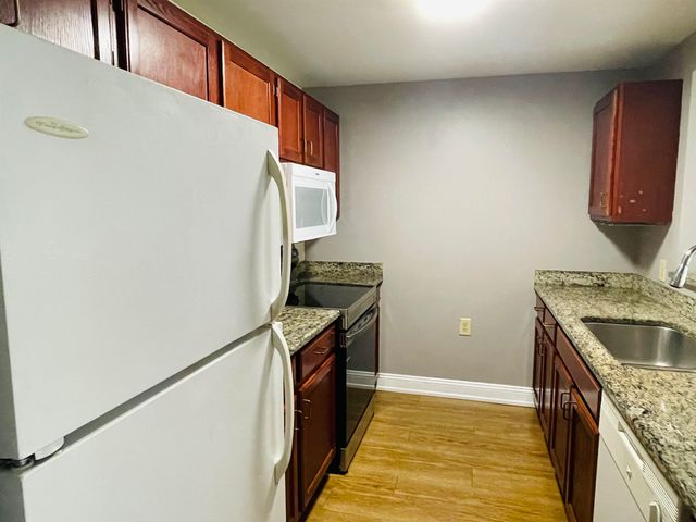 40 Eastern Ave Apt 201, Manchester, NH 03104