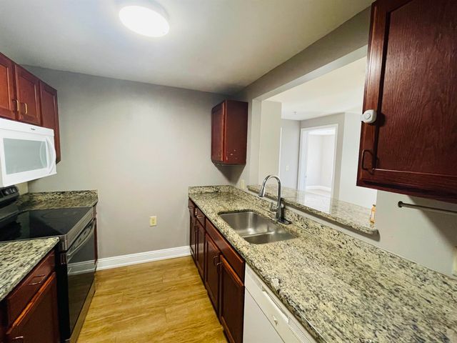 40 Eastern Ave Apt 201, Manchester, NH 03104