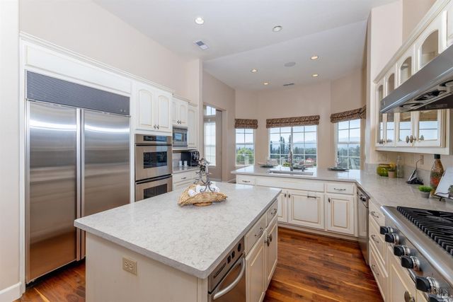 1143 Castle Oaks Dr, Napa, CA 94558