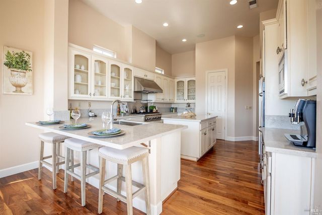 1143 Castle Oaks Dr, Napa, CA 94558