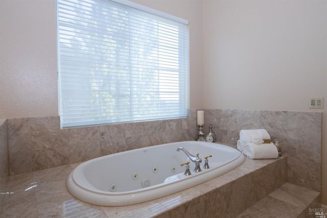 1143 Castle Oaks Dr, Napa, CA 94558