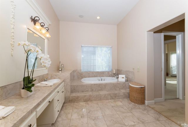 1143 Castle Oaks Dr, Napa, CA 94558