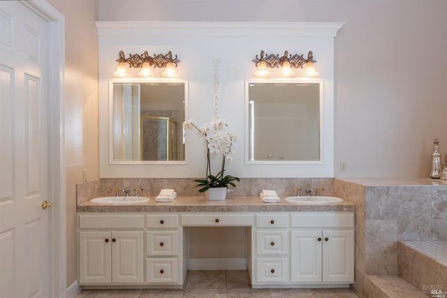 1143 Castle Oaks Dr, Napa, CA 94558