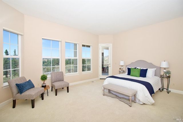 1143 Castle Oaks Dr, Napa, CA 94558