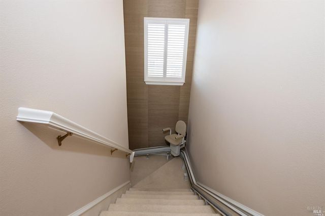 1143 Castle Oaks Dr, Napa, CA 94558