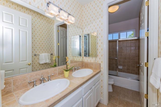 1143 Castle Oaks Dr, Napa, CA 94558