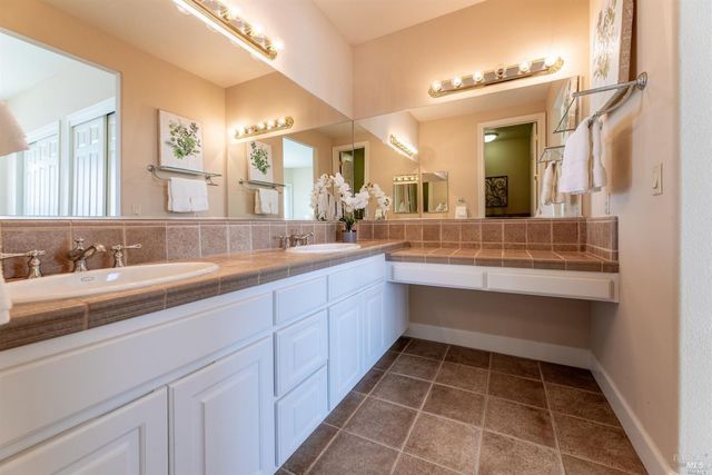 1143 Castle Oaks Dr, Napa, CA 94558