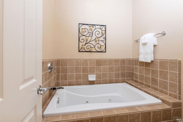 1143 Castle Oaks Dr, Napa, CA 94558