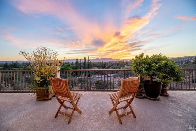 1143 Castle Oaks Dr, Napa, CA 94558