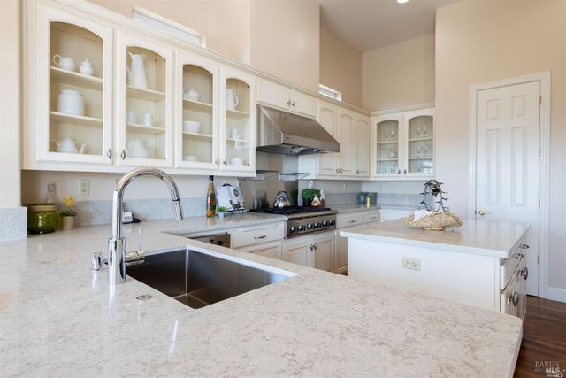 1143 Castle Oaks Dr, Napa, CA 94558