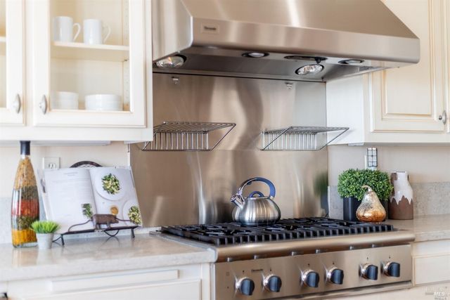 1143 Castle Oaks Dr, Napa, CA 94558