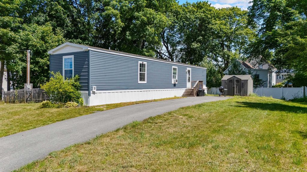 22 Manchester Street, Pittsfield, NH 03263