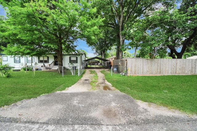 204 Edith Street, Highlands, TX 77562