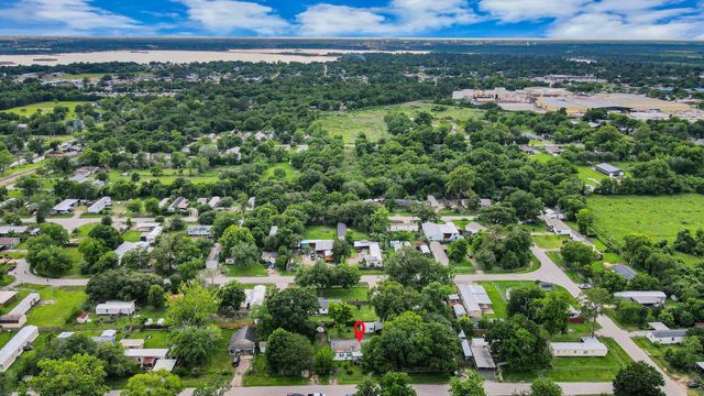 204 Edith Street, Highlands, TX 77562