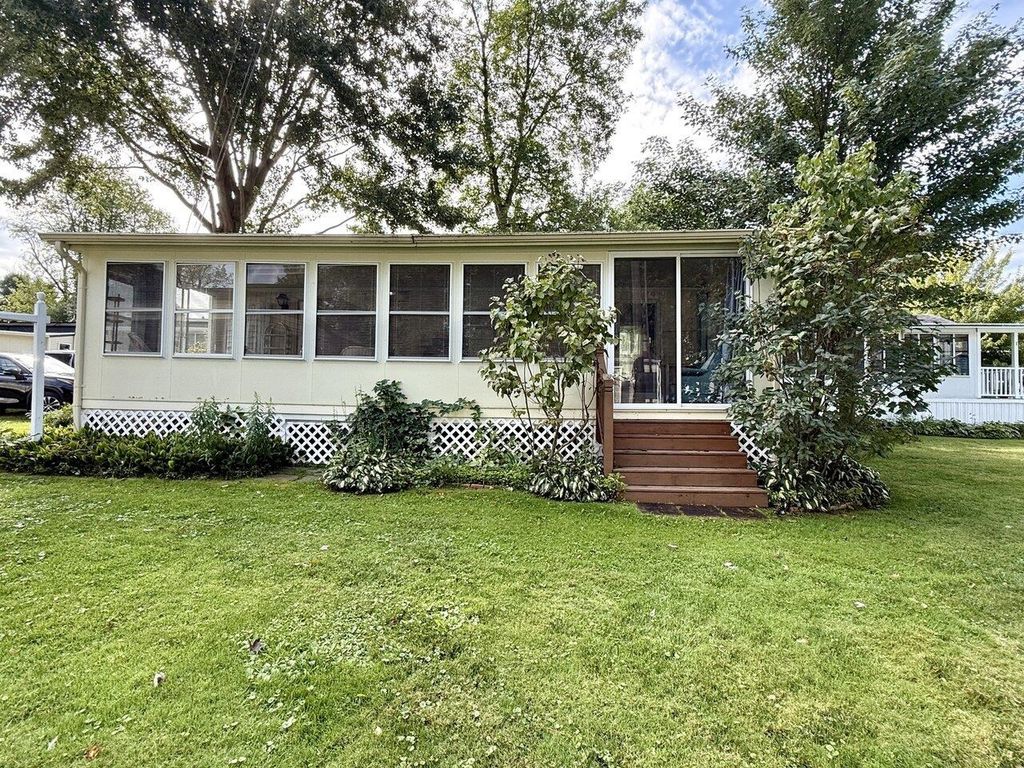 23 Whites Lane Ave B, Grand Isle, VT 05458