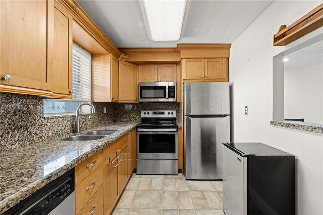 9365 Fontainebleau Blvd E225, Miami, FL 33172