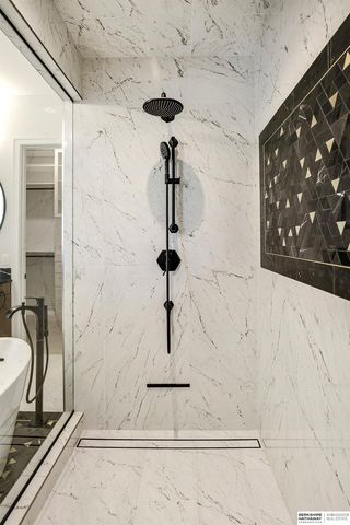 21112 Laurel Avenue, Omaha, NE 68022