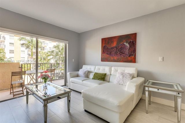 250 181st Dr 102, Sunny Isles Beach, FL 33160