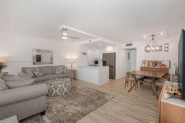 300 SW 134th Way 212E, Pembroke Pines, FL 33027