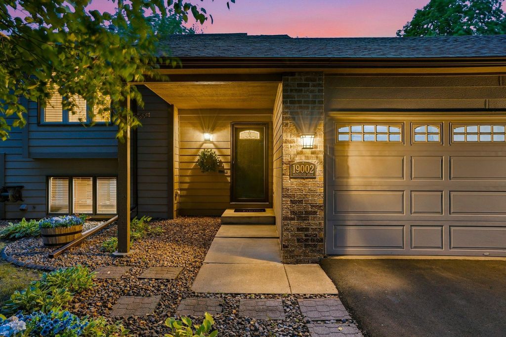 19002 Barrington Drive, Eden Prairie, MN 55346 — photo 2