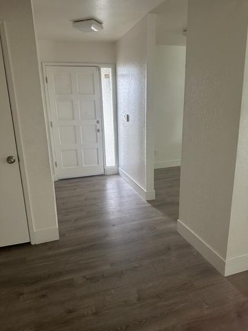 3060 Sylmar Avenue, Clovis, CA 93612