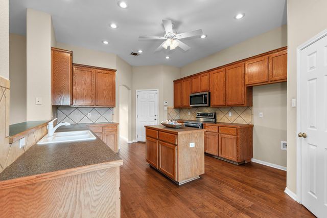 208 Blanco DR, Hutto, TX 78634