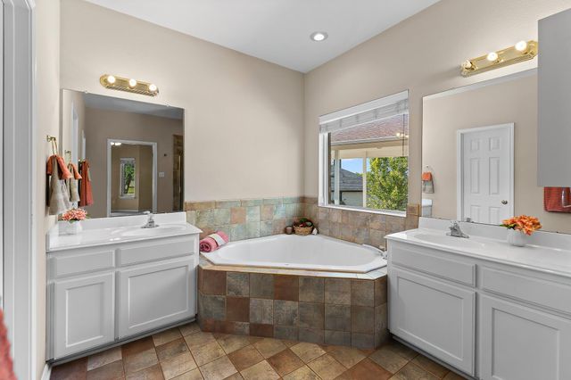 208 Blanco DR, Hutto, TX 78634