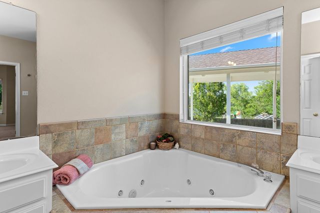 208 Blanco DR, Hutto, TX 78634