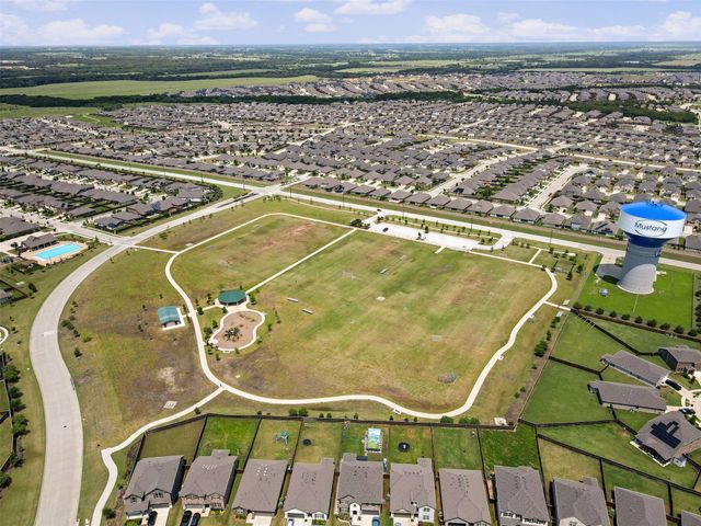 1305 Saddle Ridge Drive, Aubrey, TX 76227