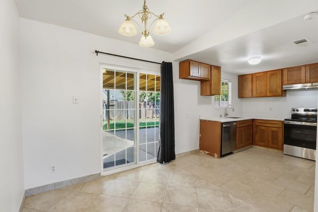 3812 Moonbeam Dr, Sacramento, CA 95827