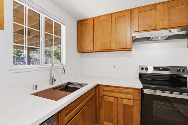 3812 Moonbeam Dr, Sacramento, CA 95827