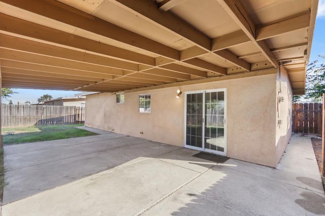 3812 Moonbeam Dr, Sacramento, CA 95827