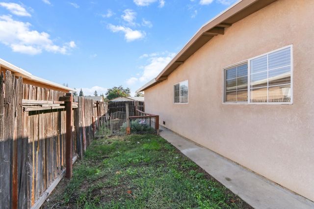 3812 Moonbeam Dr, Sacramento, CA 95827