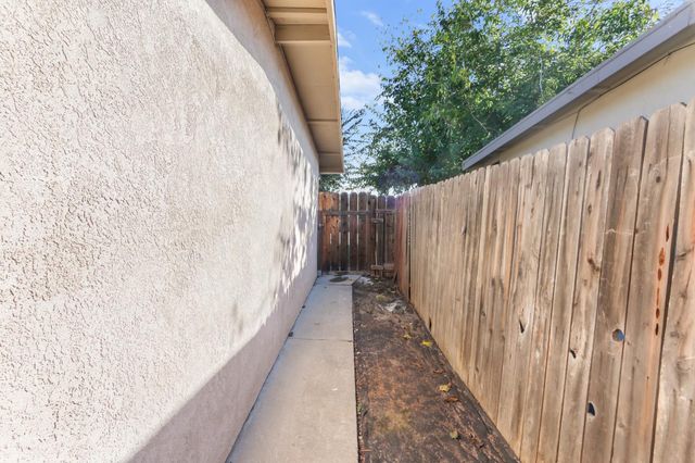 3812 Moonbeam Dr, Sacramento, CA 95827