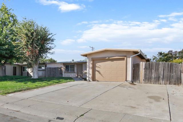 3812 Moonbeam Dr, Sacramento, CA 95827