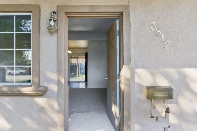 3812 Moonbeam Dr, Sacramento, CA 95827