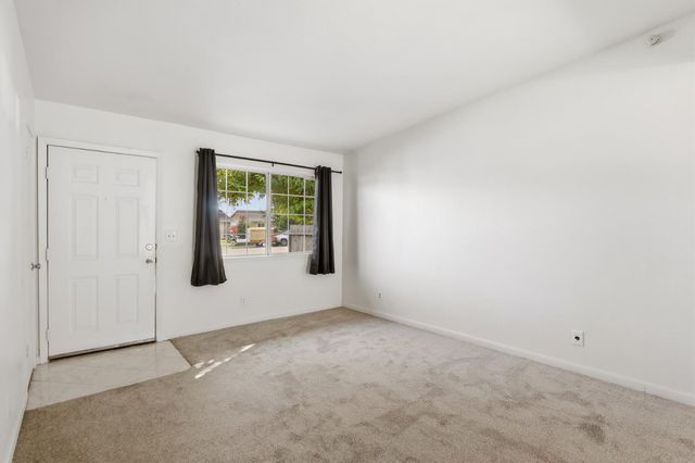 3812 Moonbeam Dr, Sacramento, CA 95827