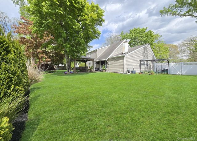 19 Hartsdale Lane, Coram, NY 11727