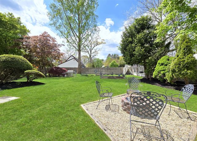 19 Hartsdale Lane, Coram, NY 11727